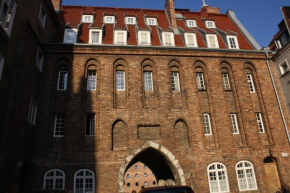 Brama Straganiarska nad samą Motławą Historic Traders Gate